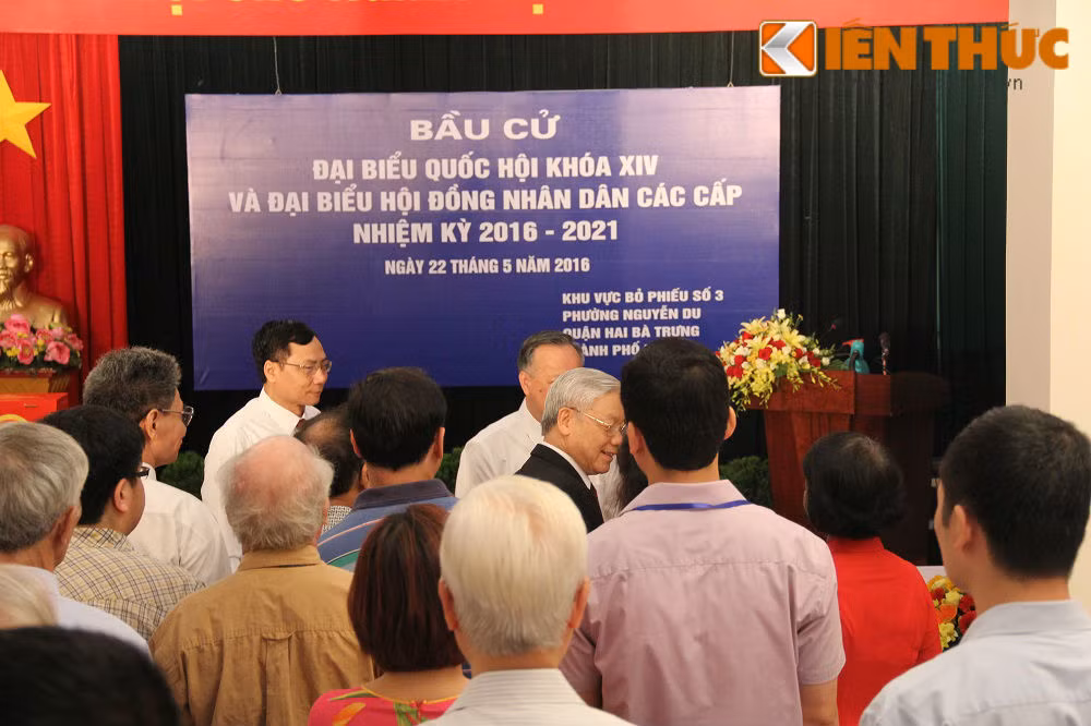 Tổng bí thư Nguyễn Phú Trọng cùng bà con nhân dân tại phường Nguyễn Du chuẩn bị làm lễ chào cờ.