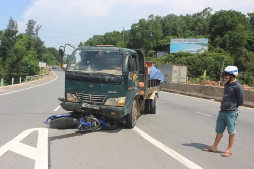 Chạy xe máy ngược chiều, người đàn ông bị xe tải cán chết Khoảng 13h15 ngày 28/5, xe máy hiệu Exciter BKS 74L1- 129.56, do ông Ngô Quang T. (trú ở huyện Vĩnh Linh, Quảng Trị) điều khiển, lưu thông trên QL1 theo hướng từ huyện Vĩnh Linh vào TP. Đông Hà (hướng Bắc – Nam). Tuy nhiên, thay vì chạy qua ngã 3 QL1- tuyến tránh Hiền Lương ở phía Bắc Dốc Miếu, rồi mới rẽ trái để tiếp tục lưu thông vào hướng Nam QL1, ông T. đã điều khiển xe máy chạy ngược chiều và bị xe tải BKS 74C – 030.70 chạy trên QL1 (hướng Nam – Bắc), đang đổ dốc Dốc Miếu đâm phải. Hậu quả vụ tai nạn, ông T. đã tử vong.