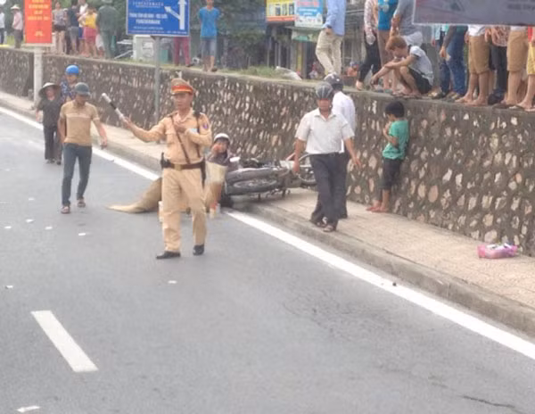 Xe máy va chạm xe tải, 1 phụ nữ tử vong tại chỗ Khoảng 15h30 ngày 25/5, xe máy BKS 30Z4 - 7229 do một phụ nữ điều khiển chở theo một phụ nữ khác đang lưu thông trên đường Âu Cơ (đoạn gần phường Nhật Tân, quận Tây Hồ, Hà Nội). Khi đến đèn đỏ rẽ vào phường Nhật Tân thì xảy ra va chạm với xe tải BKS 29C – 636.37 chạy cùng chiều. Tai nạn giao thông khiến người phụ nữ ngồi sau tử vong tại chỗ.