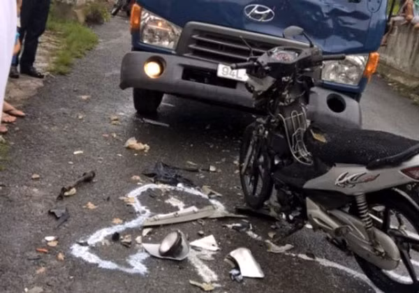 Xe máy va chạm với xe tải khiến người vợ tử vong tại chỗ, chồng nguy kịch Khoảng 15h30 ngày 26/5, xe máy BKS 94H1 – 6182 do ông Nguyễn Văn Mộng (SN 1979, ngụ ấp Ninh An, xã Ninh Hòa, huyện Hồng Dân, Bạc Liêu) điều khiển chở theo vợ là bà Nguyễn Thị Liễu, khi đi qua dốc cầu chữ Y (ấp Tà Ben, xã Ninh Hòa) bất ngờ va chạm với xe tải BKS 94L - 7621 lưu thông hướng ngược lại. Tai nạn nghiêm trọng khiến bà Liễu văng xuống đường tử vong tại chỗ. Ông Mộng được người dân đưa đi cấp cứu trong tình trạng nguy kịch.