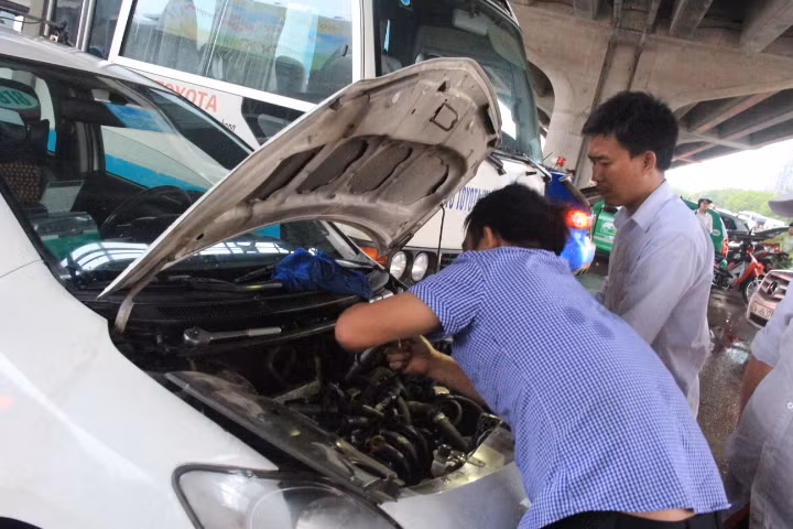 Hàng loạt các taxi chết máy giữa đường. Ảnh Vũ Thủy.