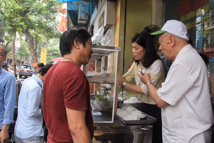 Đa phần những vị khách đến đây đều vì tò mò, muốn biết món bún chả mà Tổng thống Obama đã ăn ở đó ngon như thế nào.