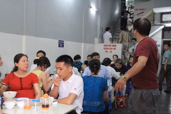 Cũng chính vì lẽ đó, nhân viên quán bún chả Hương Liên phải làm việc gấp đôi công xuất ngày thường