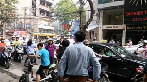 Người dân đổ xô đến quán thưởng thức món bún chả khiến các phương tiện lưu thông chạy qua khu vực của quán gặp nhiều khó khăn, phải di chuyển chậm, công an đã phải đứng ra điều tiết, phân luồng giao thông tránh tình trạng ùn tắc.