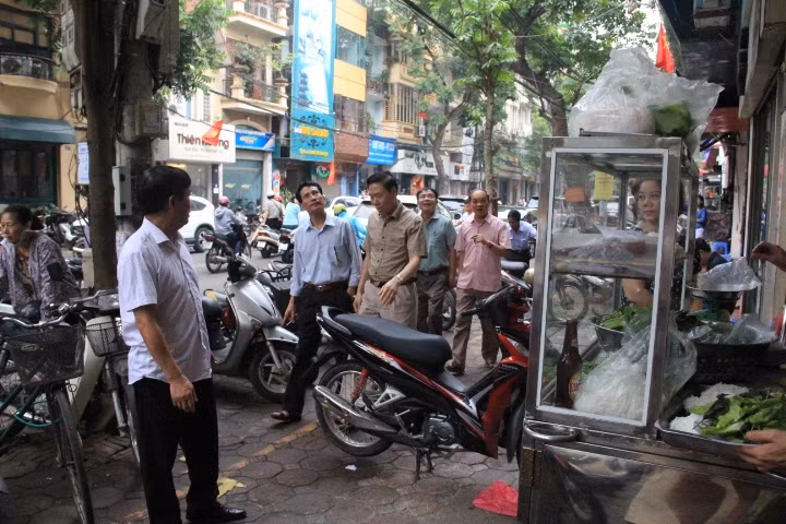 Một số vị khách ngước nhìn biển hiệu xem có đúng là quán mà Tổng thống Obama từng ăn hay không.