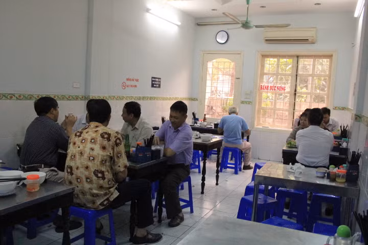 Nhiều vị khách chấp nhận ngồi đợi nửa tiếng đồng hồ để được ăn thử món ăn ông Obama từng thưởng thức.