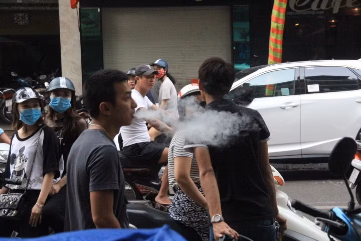 Mới 10h30 quán bún chả đã hết hàng. Nhân viên của quán ra xin lỗi và thông báo với khách hàng hôm nay hết xuất, hẹn hôm khác quay lại.