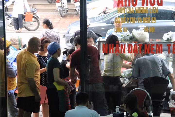 Không chỉ ăn tại quán, người dân còn mua thêm để mang về. Nhiều cơ quan còn đặt liền lúc gần 100 xuất để ăn.