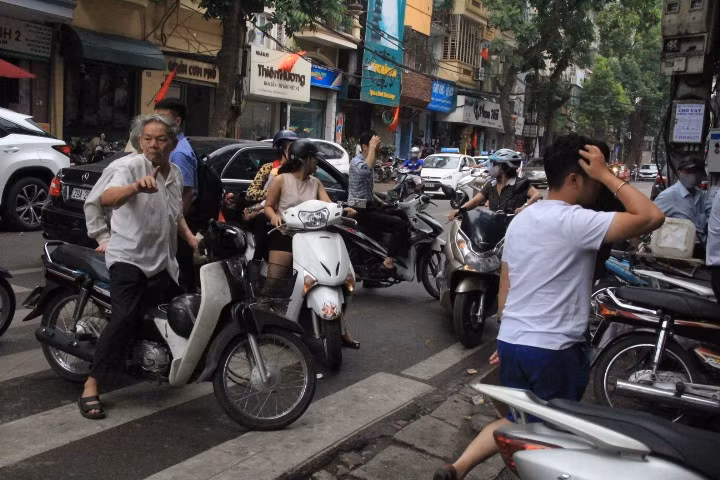 Nhiều khách hàng tỏ ra hụt hẫng vì chưa kịp thưởng thức món ăn của Tổng thống đã phải quay về.