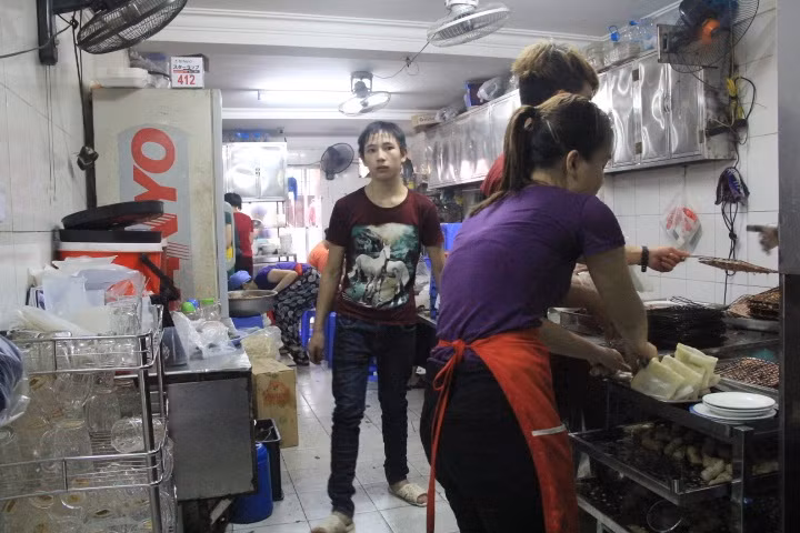 Nhân viên của quán phải làm việc liên tục.