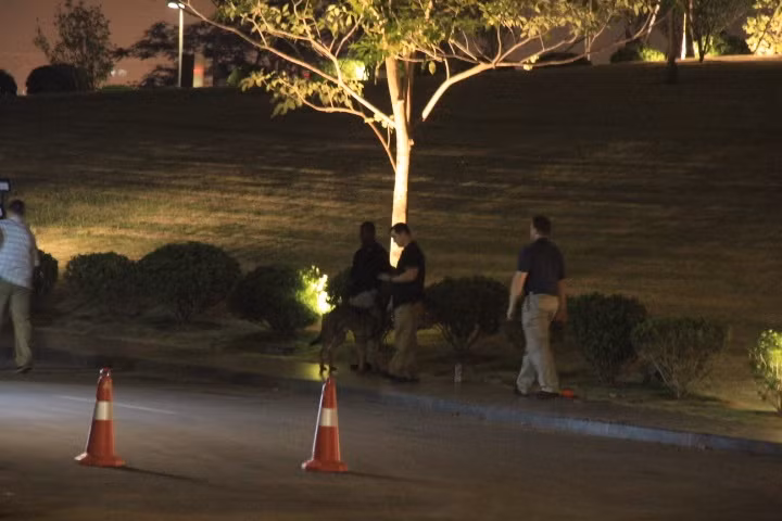 Những xe taxi muốn vào phải qua một vòng kiểm tra nghiêm ngặt, trong đó có chó nghiệp vụ.