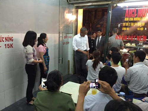 Tổng thống Obama bước vào quán khiến người dân hết sức bất ngờ - Ảnh nguồn: Tiền phong.