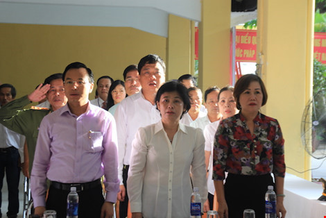 Tai Đà Nẵng, ông Nguyễn Xuân Anh - Bí thư thành ủy cùng các cử tri đi bỏ phiếu tại điểm bầu cử số 2, phường Hải Châu 1, quận Hải Châu. Ảnh: PLO