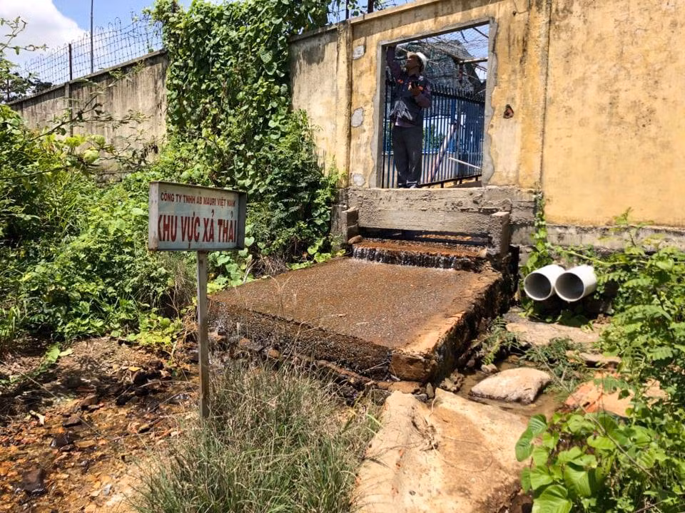 Dao sau 3m tim duong ong xa thai ra song La Nga-Hinh-2