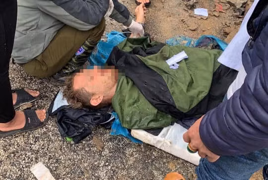 Ha Giang: Sat lo dat da tren deo Ma Pi Leng khien hai du khach trong thuong-Hinh-2