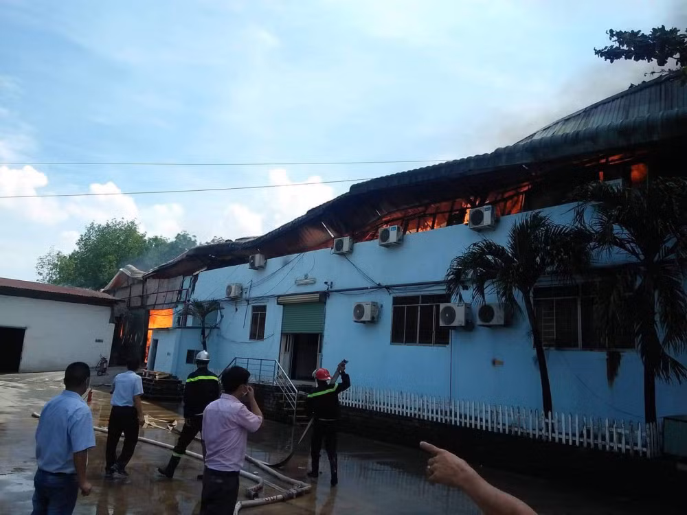 Khu nha xuong o Binh Duong boc chay sau tieng no lon