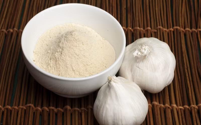 Cải thiện sức khỏe xương: Bột tỏi hoặc muối tỏi giúp bạn khắc phục sự thiếu hụt estrogen, giúp tăng cường sức khỏe xương.