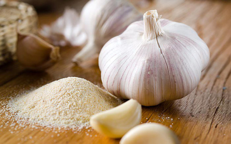  Muối tỏi là muối gia vị được làm bằng cách trộn tỏi khô (tốt nhất là ở dạng bột) và muối ăn. Muối tỏi thường được làm với tỷ lệ 3 phần muối và 1 phần bột tỏi, với công dụng không ngờ cho sức khỏe.