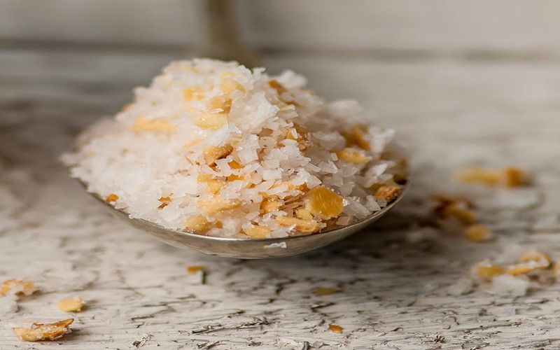 Chống ung thư: Tỏi có đầy đủ các chất chống oxy hóa giúp loại bỏ các gốc tự do ra khỏi cơ thể. Sử dụng muối tỏi có thể giúp tăng lượng chất chống oxy hóa trong cơ thể, từ đó giúp ngăn ngừa ung thư và ức chế tế bào ung thư.