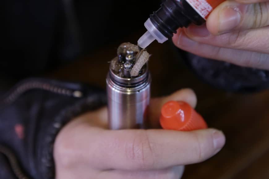 Một điếu thuốc lá điện tử (e-cigarette) hoạt động nhờ bộ pin lithium, có một ống đổ đầy chất lỏng nicotine và một buồng bay hơi. Khi rít “điếu” thuốc, bộ pin sẽ cấp điện cho thiết bị để đun nóng chất nicotin và làm nó bay hơi để người dùng hút vào miệng như điếu thuốc lá thông thường. Hàm lượng nicotine sẽ thay đổi từ 0 đến cực cao hoặc 24 đến 36 mg/ml khí thở.