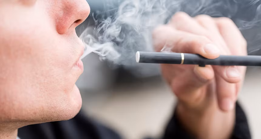 Thuốc lá điện tử chứa nicotine không chỉ ảnh hưởng đến phổi mà còn gây tác hại đến nhiều cơ quan khác như hầu họng, chức năng chuyển hóa của cơ thể, hay thậm chí cả sức khỏe sinh sản.