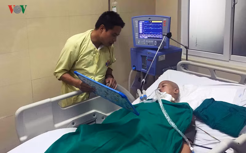 Nguoi me ung thu dang “tu lam nen phep mau” de duoc gap con