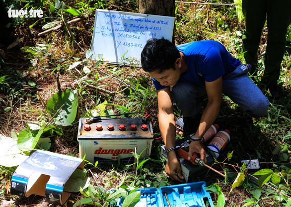 Khoan lo 20 cm roi do thuoc diet co ha doc 3.500 cay thong o Lam Dong