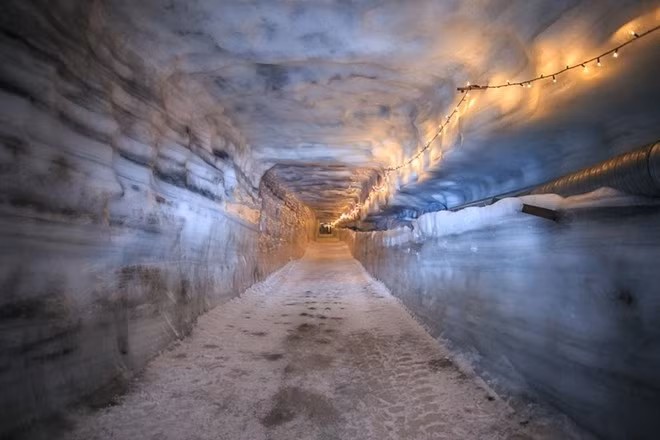 Hệ thống hang Langjokull là hệ thống hang băng nhân tạo trải dài 550 m được thiết kế ở độ sâu 30 m so với bề mặt, cho du khách cơ hội xem tuyết được nén thành băng như thế nào.