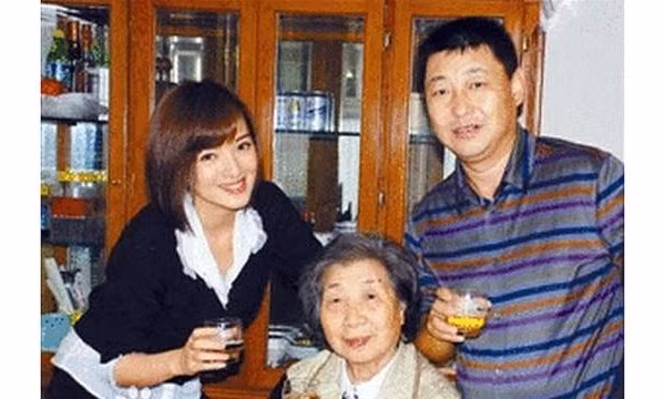 Vợ chồng Tập Viễn Bình và Trương Lan Lan chụp ảnh với người mẹ Tề Tâm.