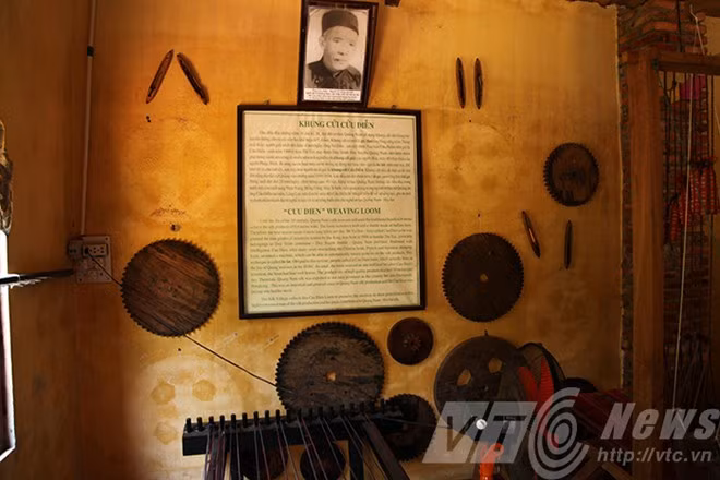 Không gian truyền thống, nhớ đến ông tổ của khung cửi dệt lụa xưa.