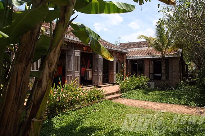 Những ngôi nhà xưa cổ cùng công đoạn dệt lụa truyền thống.