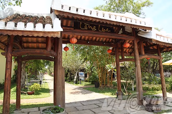 Đây là nơi lưu giữ nhiều hiện vật nghề ươm tơ, dệt lụa. Làng lụa tại địa chỉ số 28 Nguyễn Tất Thành (Hội An, Quảng Nam).