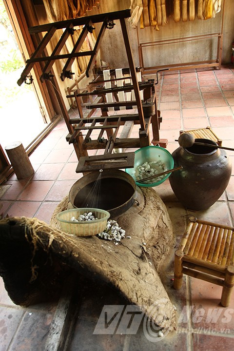 Công đoạn kéo tơ truyền thống.