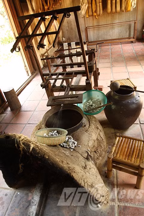 Công đoạn kéo tơ truyền thống.