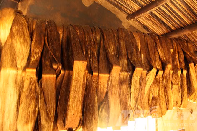 Những lọn sợi tơ vàng óng ánh.