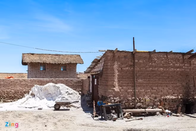 Ngôi làng chuyên khai thác và chế biến muối từ Salar de Uyuni. Uyuni không chỉ là một nơi nổi tiếng với khách du lịch về cảnh quan tuyệt diệu, mà còn nổi tiếng về lượng muối cung cấp. Các thợ mỏ làm việc tại đây khai thác khoảng 25.000 tấn muối mỗi năm. Con số này rất nhỏ với trữ lượng 10 tỷ tấn muối tại đây.