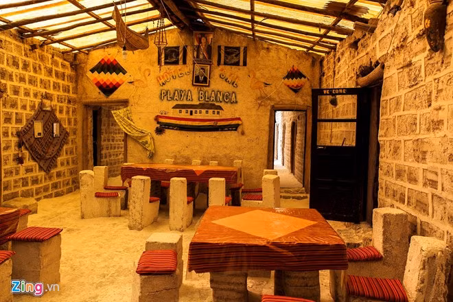 Ở Salar de Uyuni, muối được thu hoạch theo cách truyền thống: chất đống thành gò nhỏ để bay hết hơi nước, sau đó sấy khô trên lửa và cuối cùng là thêm i-ốt vào trước khi được đưa vào quy trình đóng gói. Hiện nay, các nhà dân khu vực này còn giới thiệu cho khách xem quy trình sản xuất muối thủ công truyền thống, cho ra những gói muối nho nhỏ để du khách mua về làm lưu niệm. Các ngôi nhà cùng hệ thống khách sạn ở đây được xây dựng hoàn toàn bằng muối, tạo cảm giác thích thú cho khách du lịch đến tham quan. 