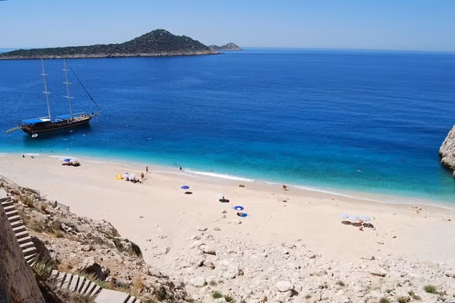 Kaputaş. Thổ Nhĩ Kỳ: Là một trong những bãi biển ở Địa Trung Hải, có dải cát trắng muốt nằm cạnh vách đá sừng sững tạo ra khung cảnh tuyệt vời cho một kỳ nghỉ hè lý tưởng. Ở đây không có người bán rong hay hàng quán, nên bạn cần đem theo đồ ăn, nước uống.