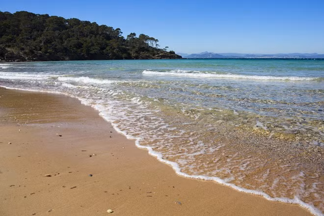 Plage Notre Dame, Porquerolles, Pháp: Pháp nổi tiếng là một địa điểm tắm biển hàng đầu thế giới, trong đó Plage Notre Dame ở đảo Porquerolles là bãi biển sáng giá nhất. Bạn có thể tận hưởng mùi thơm của những cây bạch đàn và thông vây quanh bãi biển. Hơn nữa, gần như toàn bộ đảo là công viên quốc gia nên không có tình trạng rác thải bừa bãi.