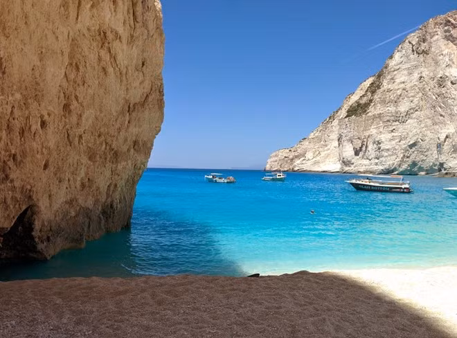 Navagio, Zakynthos, Hy Lạp: Du khách chỉ có thể tới bãi biển hẻo lánh này bằng tàu. Hàng năm Navagio đón hàng nghìn lượt khách nhờ bãi cát trắng mịn, làn nước trong tới khó tin và những vách đá vôi hùng vĩ. 