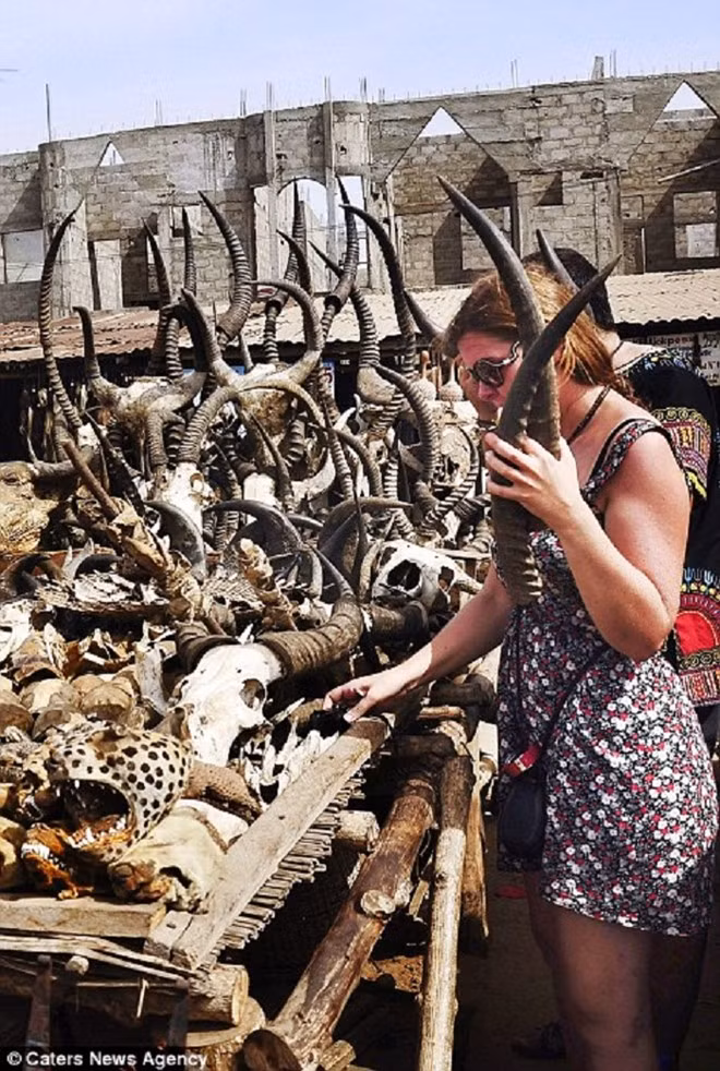 Một du khách xem các mặt hàng bày bán trong khu chợ.