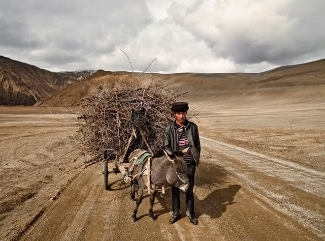 Người Tajik ở Trung Quốc được gọi là Tajik miền núi, còn người Tajik ở Tajikstan và Afghanistan được gọi là Tajik đồng bằng để dễ phân biệt, vì đều có nguồn gốc Ba Tư.