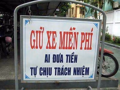 Một biển báo hài hước về việc giữ xe miễn phí.