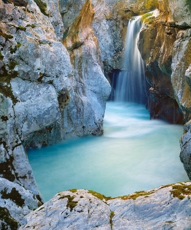 Theo các nhà khoa học, màu xanh đặc trưng của sông Soca có thể là do các khoáng chất có trong lớp trầm tích núi đá vôi tạo thành.