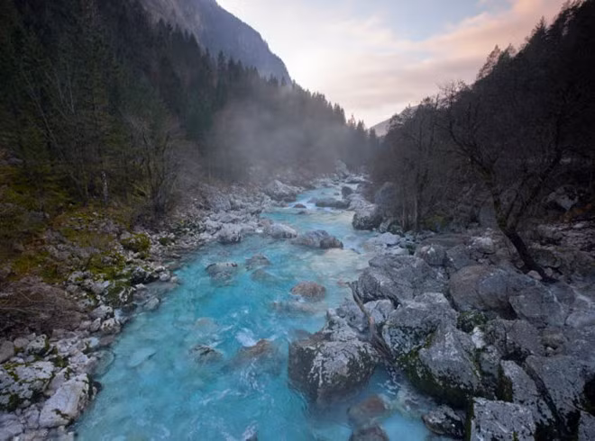 Màu xanh kỳ ảo của dòng sông hấp dẫn nhiều du khách và các nhiếp ảnh gia.