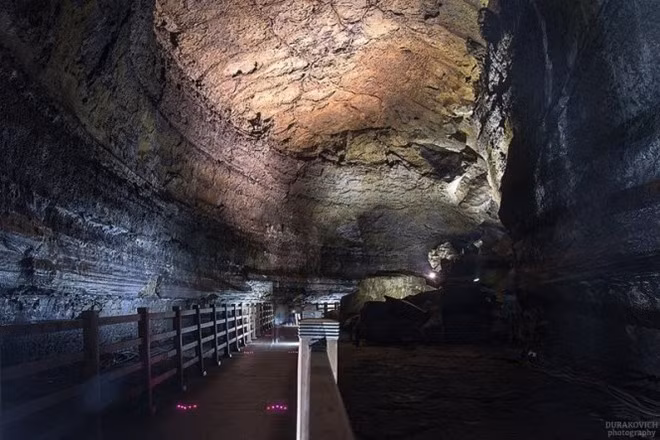 Các vách đá trải dài trong đường hầm điểm xuyết vô số măng đá nham thạch và bạn có thể khám phá nhiều kiệt tác của thiên nhiên ở một khúc quanh nào đó. Ánh sáng mờ ảo tại một đoạn đường hầm nham thạch. Ảnh: Flickr.