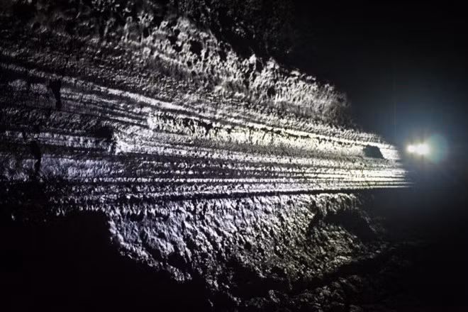 Dấu tích dung nham bên vách đường hầm. Ảnh: Wordpress.