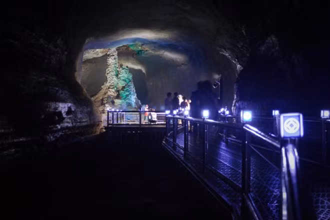 Đường dẫn đến cột nham thạch lớn nhất thế giới trong lòng hang. Ảnh: Wordpress.