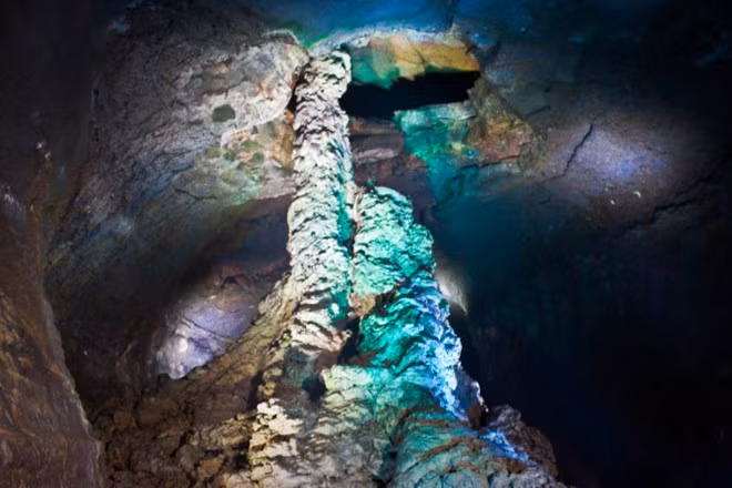 Hầu hết các kiến tạo địa chất trong đường hầm toát lên vẻ lung linh, huyền ảo trong luồng sáng nhẹ dễ khiến du khách liên tưởng đến một cảnh vật siêu nhiên. Khi chiêm ngưỡng những nhũ đá nham thạch, bạn có thể nhìn thấy đàn dơi nấp trong các hang hốc. Cột nham thạch lớn nhất thế giới, điểm nhấn ấn tượng giữa lòng hang. Ảnh: Wordpress.