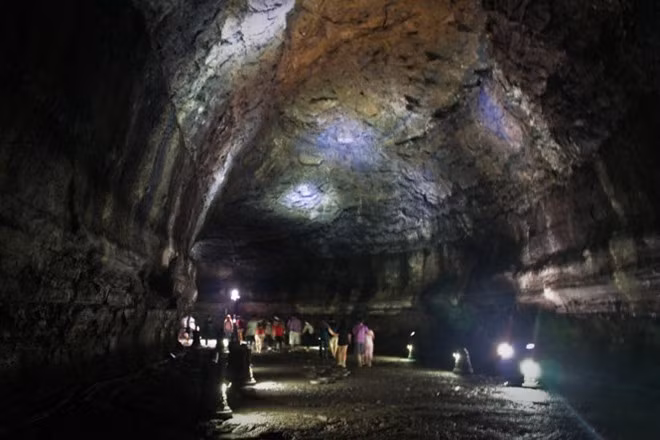 Du khách tham quan bên trong đường hầm nham thạch. Ảnh: Wordpress.